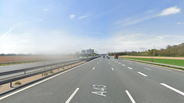 Deux Voitures Entrent En Collision Sur L Autoroute Une M Re Et Son