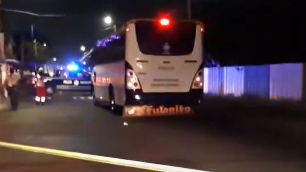 Un enfant de 7 ans passe sa tête par la fenêtre dun bus et meurt