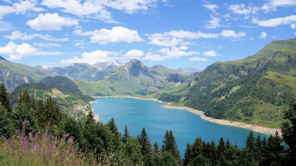 Savoie deux jeunes campeurs attaqués au couteau dans leur tente en