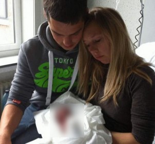 Ils Publient La Photo De Leur Bebe Mort Ne Sur Facebook